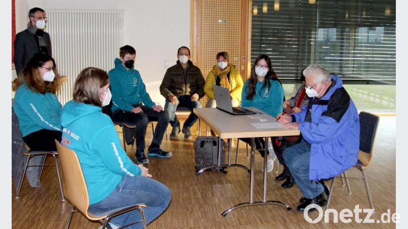 Gleich am ersten Tag hatten Hannah Berendes und ihre Helfer vom Jugend-Rotkreuz reichlich Arbeit mit registrierwilligen Senioren. Bild: ds