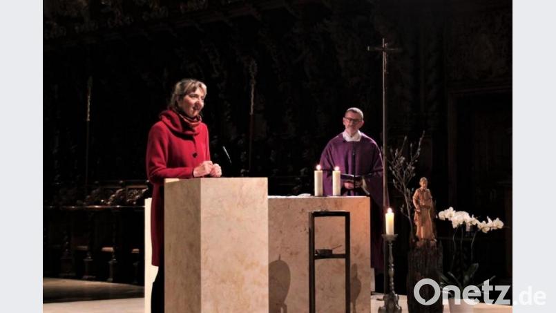 Beate Eichinger und Stadtpfarrer Dr. Thomas Vogl in der Basilika beim zweiten Teil der Fastenpredigt-Reihe. Bild: Monika Demmer/exb