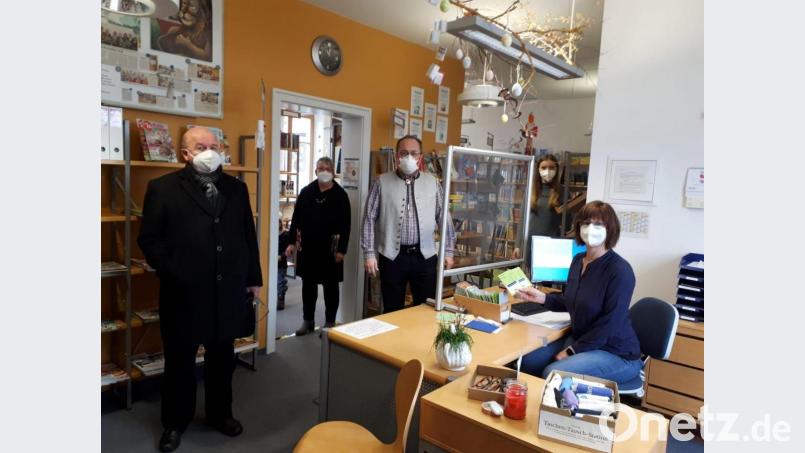 Monika Haberl (rechts) überreichte Bürgermeister Ludwig Gürtler (Mitte) und Pfarrer Wilhelm Bauer (links) die persönlichen Besucherkarten. Bild: rfi