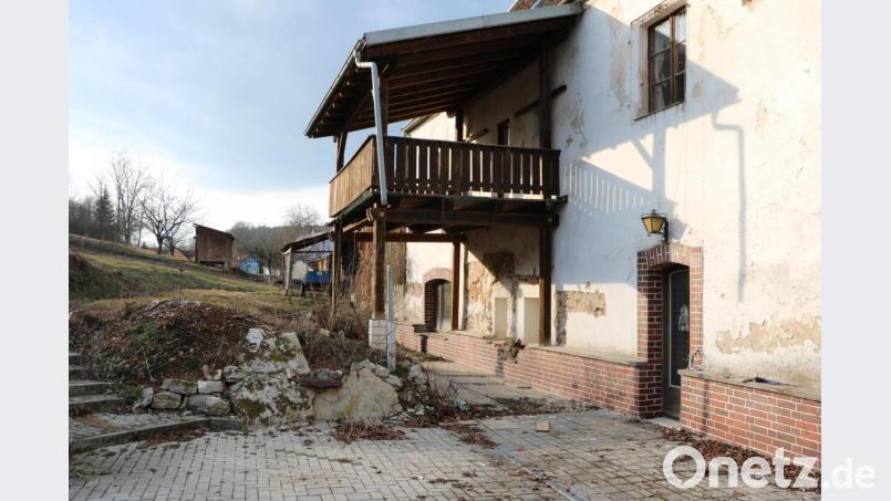 Vor allem an der Rückseite des Gebäudes macht Feuchtigkeit dem Mauerwerk zu schaffen. Bild: gru