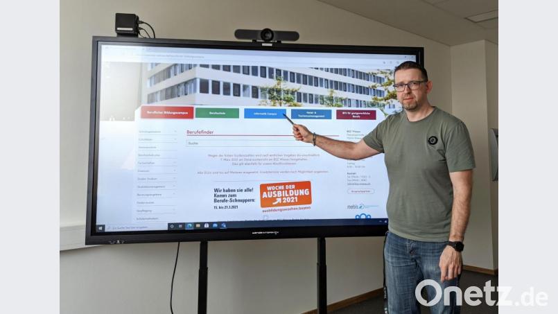 Systemadministrator Stefan Staufer zeigt die Einsatzmöglichkeiten des neuen fahrbaren galneoscreens am Beruflichen Schulzentrum Wiesau. Bild: BSZ Wiesau/exb