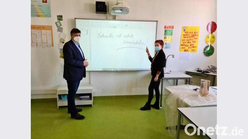 &quot;Schule ist echt sauschön.&quot; Auf den Whiteboards in jedem Klassenzimmer kann man direkt schreiben. Schulleiterin Anja Bräu demonstriert dies Bürgermeister Edgar Knobloch. Bild: sne