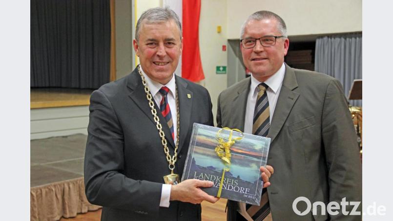 Die Bürgermeister Joachim Markert und Richard Tischler pflegen eine harmonische Städtepartnerschaft. Bild: Anton Kappl /exb