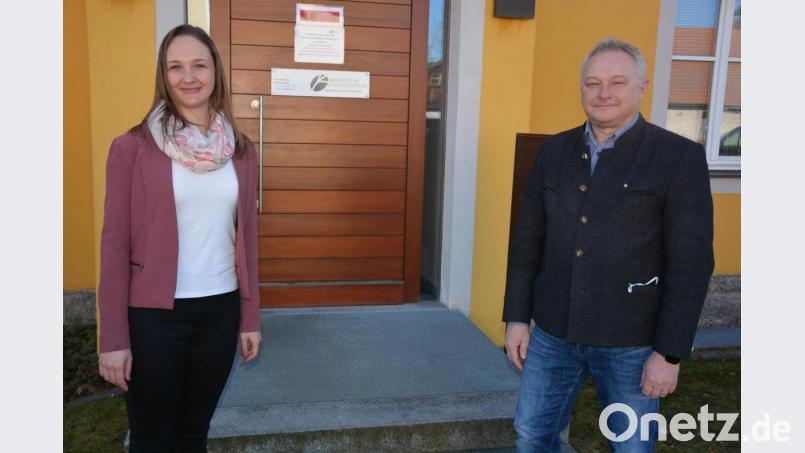 Forstbetriebsleiter Norbert Zintl begrüßte Nicole Mertens als neue Büro-Teamleiterin in der Geschäftsstelle beim Forstbetrieb Waldsassen. Bild: jr