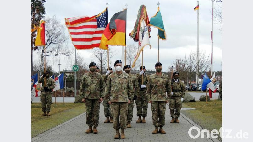 Brigadegeneral Christopher Norrie (Mitte) überträgt die Aufgaben des Command Sergeant Major beim 7th ATC von Franklin Velez (rechts) auf CSM Mark. A. Morgan (links) Bild: mor