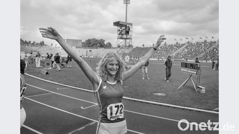 Die damals 18-jährige Sylvia Nagel jubelt an der Stätte ihres größten Erfolgs: Am 19. Juli 1981 wurde die in Waldau bei Vohenstrauß aufgewachsene Leichtathletin in Gelsenkirchen Deutsche Meisterin über 400 Meter Hürden. Statt Nagel heißt die jetzt 57-Jährige mit Nachnamen Staab und lebt in Großostheim bei Aschaffenburg. Bild: Hartmut Reeh