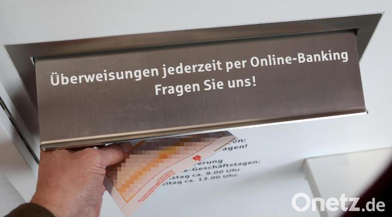 Einen Briefkasten wie diesen, in dem man ausgefüllte Überweisungen einwerfen kann, gibt es künftig in der Sparkassen-Filiale Rosenberg nicht mehr. Eine 85-jährige Kundin der Bank bedauert dies sehr. Bild: Wolfgang Steinbacher