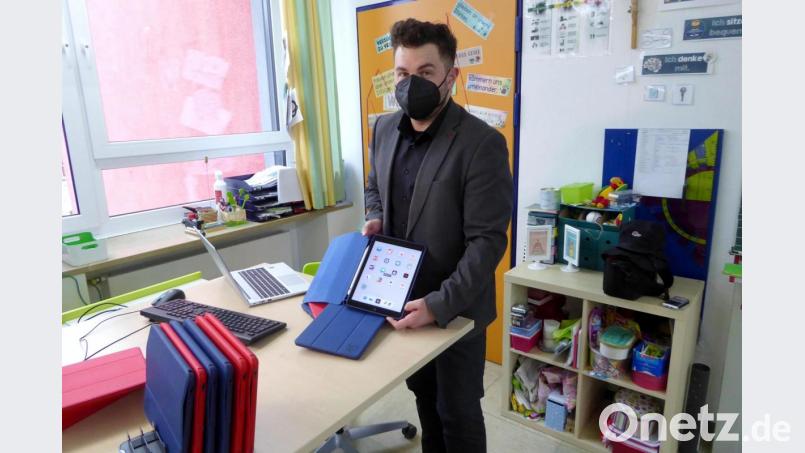 Bürgermeister Sebastian Dippold präsentiert die neuen Tablets für die Schüler. Bild: fsb