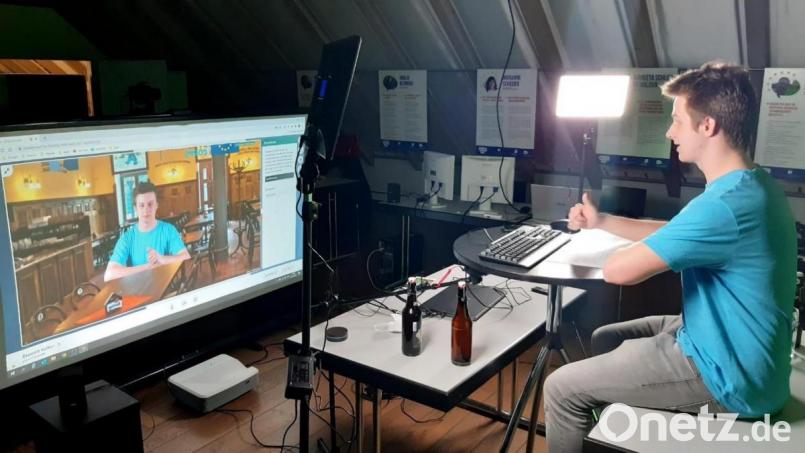 Stammtischorganisator Jiří Petrášek am Regiepult des Online-Stammtischs, virtuell in einer typischen tschechische Kneipe sitzend. Bild: eib