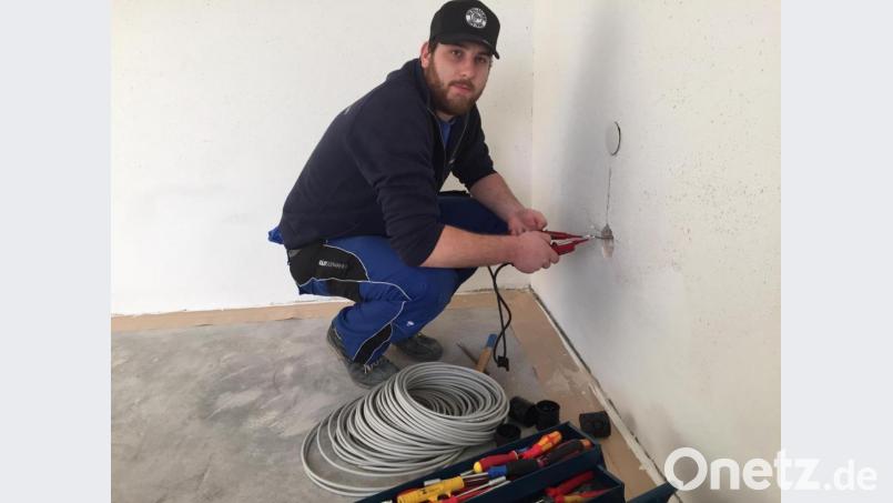 Zsolt Miklos kann jetzt als ausgebildeter Elektroniker selbstständig arbeiten Bild: ext/Maximilian Ploß