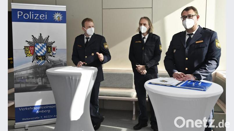 Polizeirat Tobias Mattes (links), der seit 1. Oktober 2019 die Amberger Verkehrspolizei leitet, stellte mit Polizeihauptkommissar Wolfgang Schreiner (Mitte), Sachbearbeiter Ordnungs- und Schutzaufgaben und auch für die Statistik zuständig, und dem Chef der Autobahnpolizeistation Schwandorf, Christian Scharl, die Verkehrsstatistik 2020 vor. Bild: Petra Hartl