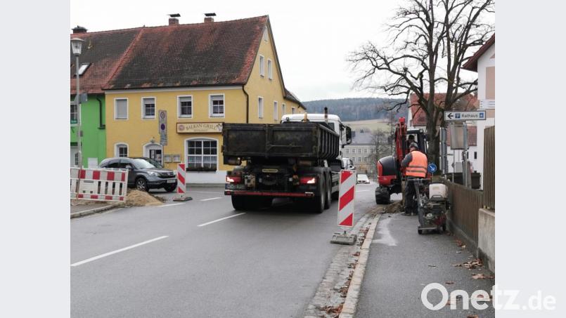 Rund vier Wochen lang ist in der Oberviechtacher Altstadt, wie hier an der Einmündung der Nabburger Straße in die Teunzer Straße, mit Baustellenverkehr zu rechnen. Bild: Portner
