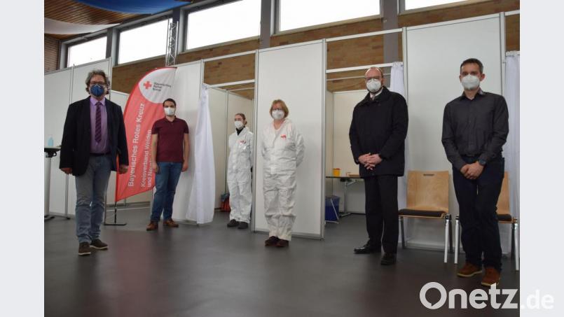 Der Leiter des Impfzentrums Pressath, Josef Ott (Zweiter von links) und Thomas
Rauch (Verwaltungsleiter der Impfzentren in Weiden und Neustadt, rechts) führen Landrat Andreas Meier (Zweiter von rechts) und Pressaths Bürgermeister Bernhard Stangl (links) durch das neu eröffnete Impfzentrum in der Stadthalle Pressath. Bild:  Landratsamt NEW Claudia Prößl/exb