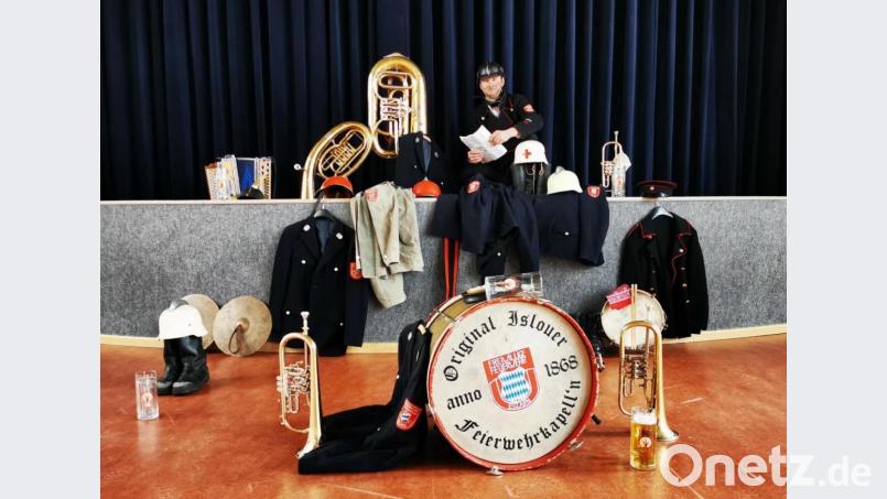 Der Starkbierfestredner Fabian Wild ist heuer ohne Musiker und Publikum in der Turnhalle. Per Handy-Schaltung dankt er seinen Kollegen für die Unterstützung und hofft auf das Starkbierfest 2022. Bild: gz