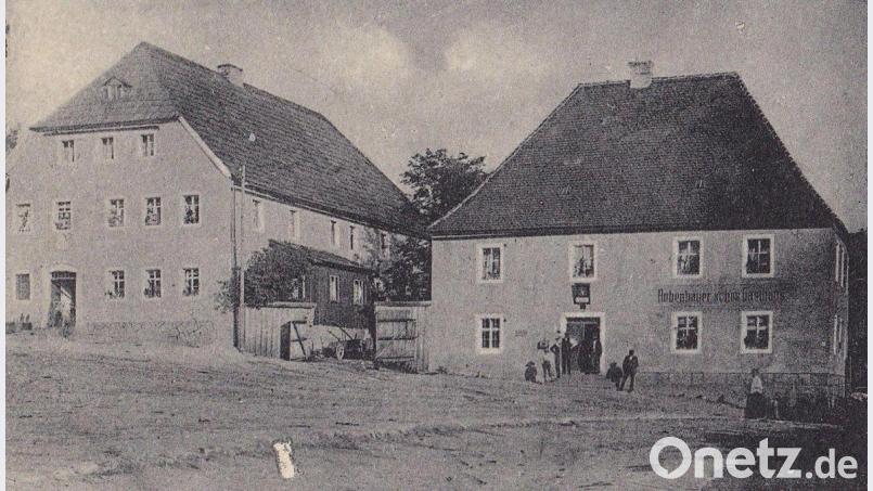 Auf der historischen Aufnahme aus dem Jahr 1897 sind die Häuser vom „Oberwirt“ (links) und vom „Neierwirt“ (rechts), heute Metzgerei Rubenbauer, Inh. Stefan Hecht, zu sehen, wie sie in ihrem ursprünglichen Zustand vor dem großen Brand aussahen. Repro: soj