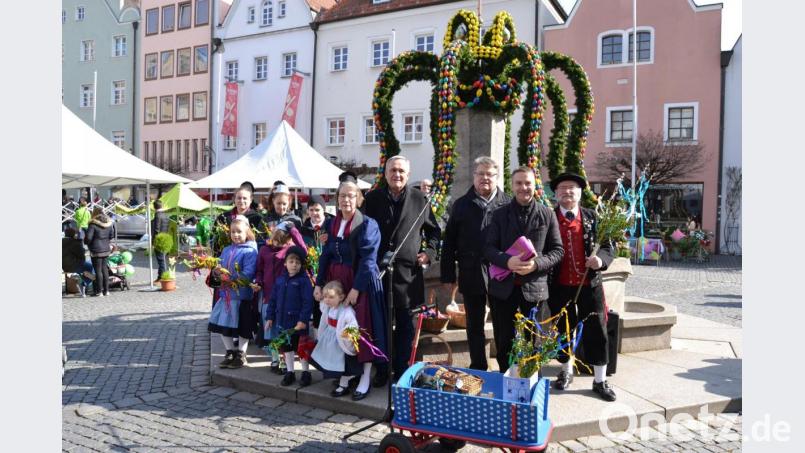 Auch 2018 hatten die Akteure einen Osterbrunnen am Oberen Markt liebevoll geschmückt. Archivbild: hcz