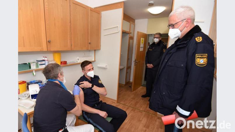 Polizeibeamter Achim Bauer hatte bei seiner Impfung hohen Besuch von Präsident Udo Skrzypczak (rechts) und Leitenden Polizeidirektor Stefan Beil (Zweiter von rechts). Bild: PHM Bösl, VII. BPA, Servicedienste