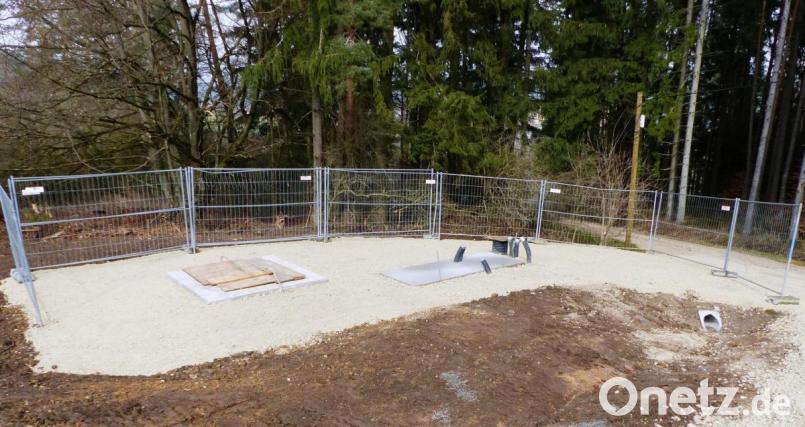 Ein 40 Meter hoher Funkmast soll den Wolfsfeldern eine besser Mobilfunkqualität bescheren. Die Bodenplatte ist schon fertiggestellt, die Anschlüsse sind bereits verlegt. Bild: jp