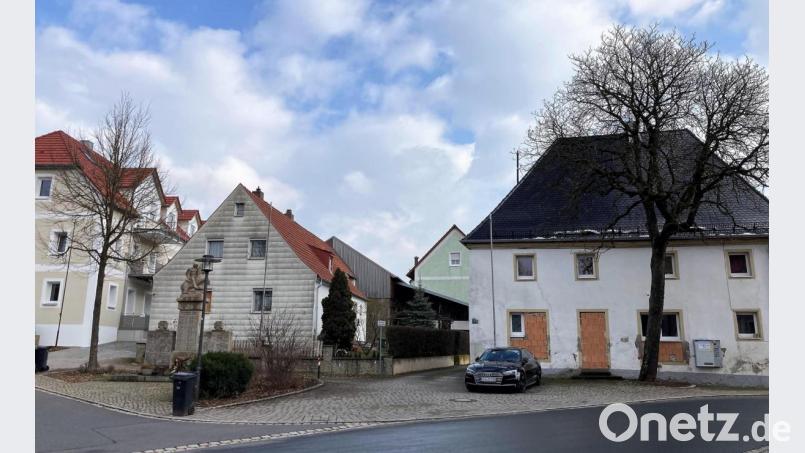 Der Kastanienbaum darf vorerst noch bleiben, die Zufahrt zum Privatanwesen soll durch Blumenkästen deutlicher erkennbar werden. Bild: stg