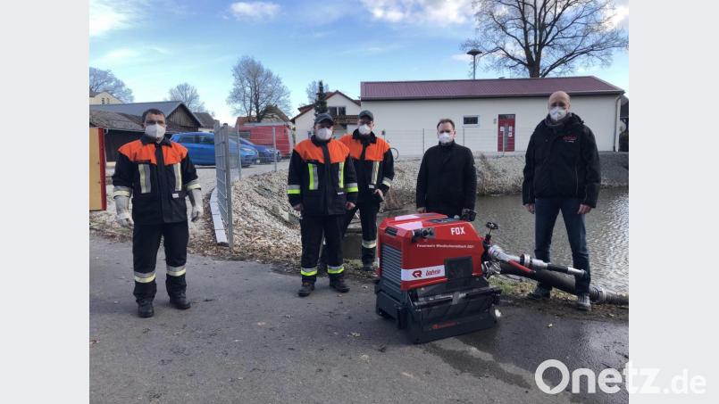 Die Kommandanten Roland Küffner und Tobias Opel von der Feuerwehr Windischenlaibach sowie Kommandant Bernd Pöhlmann von der Wehr Guttenthau-Roslas und Bürgermeister Christian Porsch nahmen die neuen Tragkraftspritzen von Stefan Ludwig aus Bindlach in Empfang. Bild: ak