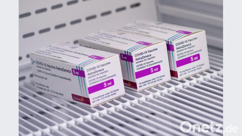 Rund 2000 Dosen des Corona-Impfstoffs von Astrazeneca liegen seit dem Impfstopp im Landkreis Schwandorf auf Lager und können vorerst nicht verwendet werden. Symbolbild: Sven Hoppe/dpa