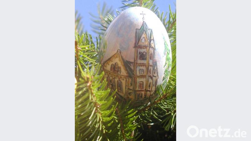 Auf diesem handbemalten Ei ist die Pfarrkirche zu sehen. Bild: gis