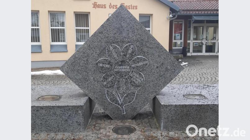 Der Rathausbrunnen aus Granit zeigt auf einer Seite einen Siebenstern mit allen Ortsteilen von Mehlmeisel. Bild: gis