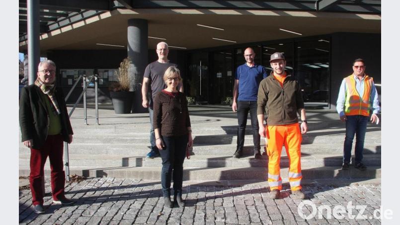 Strahlende Gesichter nach der Vereidigung: Im Bild (von links) Bürgermeister Toni Dutz, Geschäftsleiter Thomas Weiß, Personalsachbearbeiterin Anita Weber-Tretter, Technischer Angestellter Alexander Bäumler, Patrick Oppl und Bauhofleiter Michael Klarner. Bild: wro