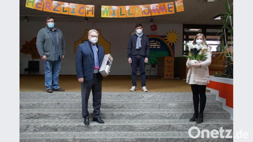 In der Aula der Schule übergab Josef Irlbacher (Zweiter von links) symbolisch an VG-Vorsitzenden Gerald Reiter (Zweiter von rechts) in Anwesenheit von Rektor Thomas Troidl (links) und VG-Kämmerin Lisa Biegerl eine Spende von 5 400 Euro für die Anschaffung von Luftreinigungsgeräten. Bild: mmj
