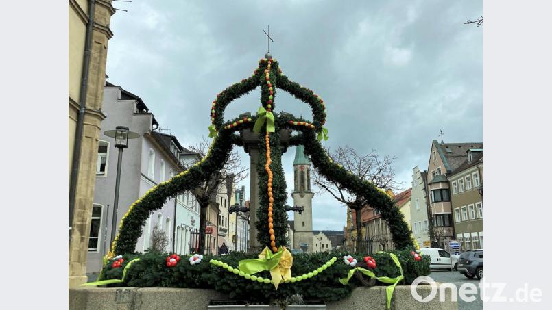 Trotz Coronapandemie gibt es wieder den Kemnather Osterbrunnen am Stadtplatz. Bild: stg