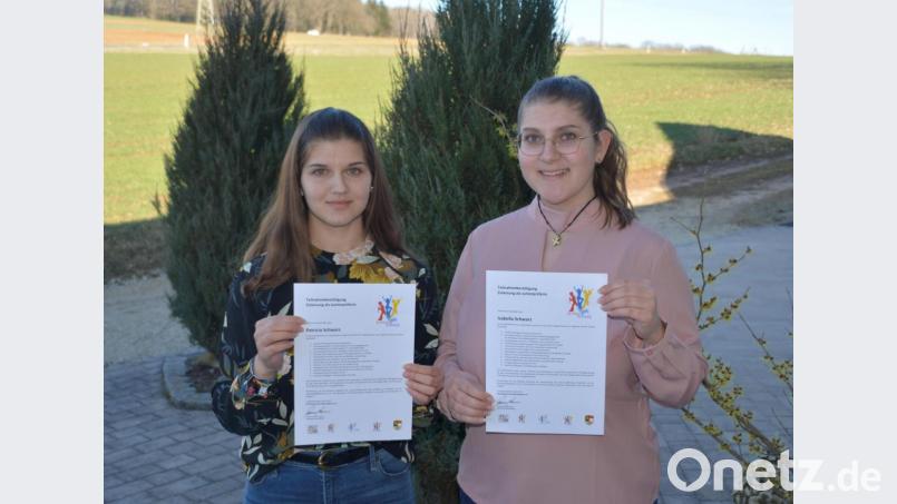 Sie sind zwei der vier neuen Juniorprüfer bei der Ammerthaler Blaskapelle (von links): Patricia und Isabella Schwarz. Bild: mof