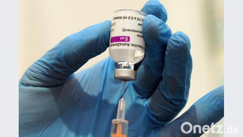 Medizinisches Personal befüllt eine Spritze mit dem Corona-Impfstoff von Astrazeneca. Symbolbild: picture alliance/dpa/PA Wire | Owen Humphreys