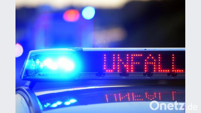 Die Polizei sucht Zeugen eines Unfalls zwischen einer Autofahrerin mit silbernem Mercedes und einem Radfahrer am Freitag in der Friedrich-Ebert-Straße in Weiden. Symbolbild: Stefan Puchner/dpa