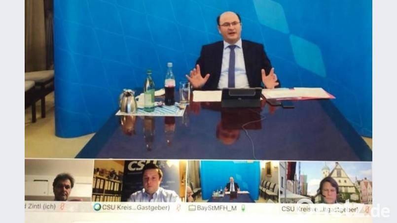 Staatsminister Albert Füracker (oben) diskutierte mit den Vertretern der Mittelstandsunion aus der Oberpfalz unter anderem über Sozialversicherungsbeiträge. Leonhard Zintl (links unten) und Benjamin Zeitler (rechts) hatten das digitale Treffen organisiert. Bild: mez