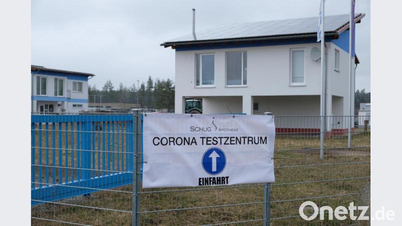 Nicht zu verfehlen ist das Corona-Schnelltestzentrum in der Gossenstraße im Eschenbacher Industriegebiet. Bild: do