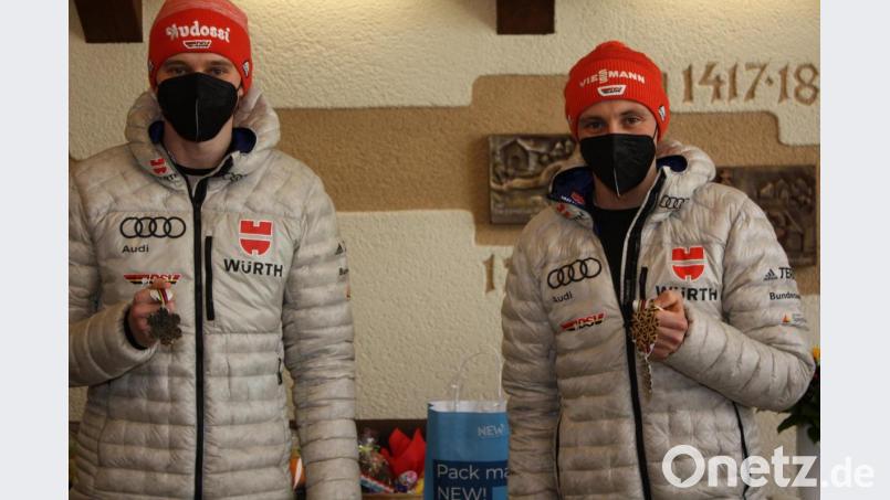 Zum Empfang hatten Terence Weber (von links) und Eric Frenzel ihre Medaillen von der Heim-WM in Oberstdorf ins Rathaus mitgebracht. Bild: ui