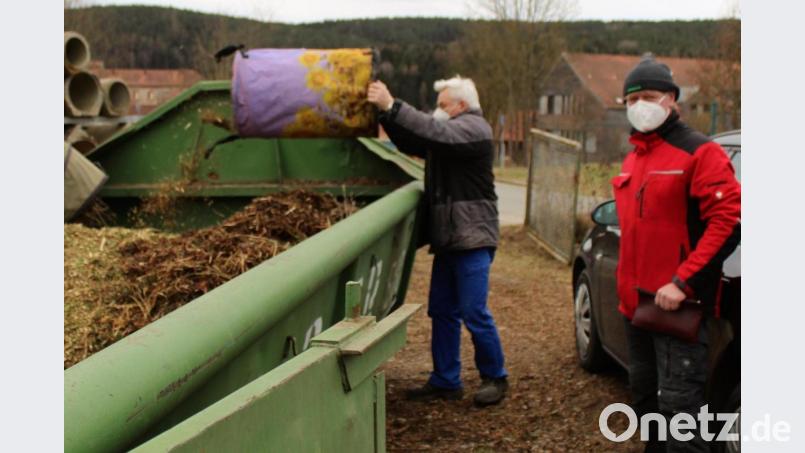 Hans Köppl übernahm die erste Schicht und brachte gleich den Frühjahrsschnitt aus dem eigenen Garten mit. Bürgermeister Markus Schiesl (rechts) dankte ihm fürs ehrenamtliche Engagement im Namen der Gartler, die sich kürzere Wege zum Entsorgen gewünscht hatten. Bild: mvs