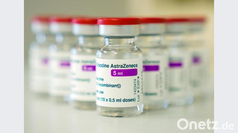 Auf einem Tisch in einer Hausarztpraxis stehen Ampullen mit dem Covid-19 Impfstoff des schwedisch-britischen Pharmakonzerns AstraZeneca. Auch Deutschland setzt Corona-Impfungen mit dem Präparat des Herstellers Astrazeneca vorsorglich aus. Das teilte das Bundesgesundheitsministerium am Montag (15.03.2021) mit und verwies auf eine aktuelle Empfehlung des Paul-Ehrlich-Instituts zu notwendigen weiteren Untersuchungen. +++ dpa-Bildfunk +++ Bild: Nicolas Armer
