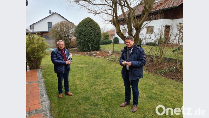 Im Garten und mit gebührendem Abstand gratuliert der aktuelle Fraktionsvorsitzende der CSU, Benjamin Zeitler (rechts), dem früheren Fraktionschef Gerd Hofmann. Bild: Hofmann/exb
