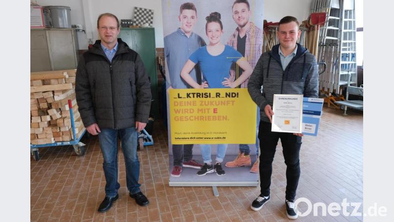 Firmenchef Marko Hägler (links) freute sich über den guten Berufsabschluss seines Azubis Stefan Birner. Bild: usc