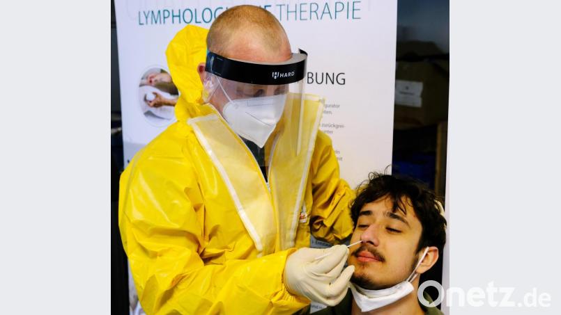 Der Abstrich geht ganz schnell. Kopf in den Nacken. Behutsam schiebt der Tester den Tupfer zwei bis drei Zentimeter in das Nasenloch. Es tut nicht weh, beteuerte eine Testperson, nur etwas kitzeln würde es. Bild: do