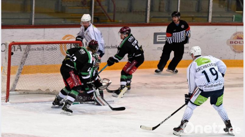 Tor für die Blue Devils, Marco Habermann (hinten, weißes Trikot) hat gerade zum 1:1 eingeschossen: Die Weidener gewannen zum Abschluss der Hauptrunde bei den Starbulls Rosenheim mit 3:2 nach Verlängerung. Bild: Hans-Jürgen Ziegler