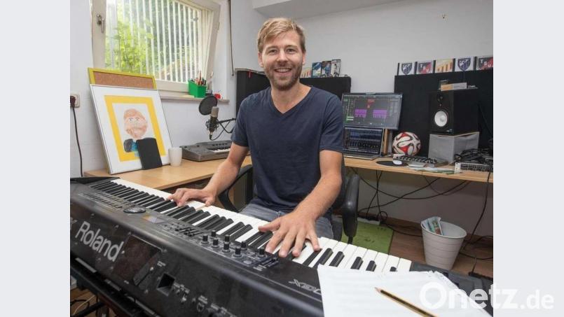 Auch auf der Tonleiter zählt Taktik: Der Weidener Sebastian Kuhl bastelt in seinem Studio am Starnberger See an Erkennungsmelodien für Fußballclubs aus dem Amateurlager. Bild: Andrea Jaksch/exb