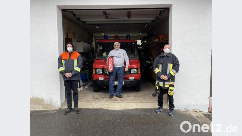 Nach über 46 Jahren, davon 20 Jahren als Kommandant, schied Willi Lippold aus dem aktiven Dienst bei der Feuerwehr Pechbrunn aus. Kommandant Mario Schulze (rechts) und Stellvertreter Sven Schmid (links) bedankten sich bei Lippold mit einem „Rentner-Shirt“ und einem standesgemäßen Löscher – Letzterer ist allerdings zum Durstlöschen gedacht. Bild: Thomas Döhler/exb