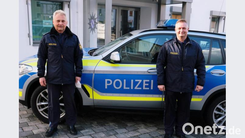 Polizeichef Werner Stopfer (links) begrüßt seinen neuen stellvertretenden Inspektionsleiter Thorsten Fiebiger . Bild: do