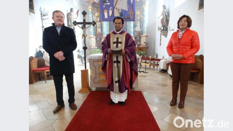 Erfreut nimmt Pater Robin Xavier (Mitte) die Spenden von Frauenbund-Sprecherin Maria Hefner und Pfarrgemeinderats-Sprecher Werner Prechtl entgegen. Das Geld ist für notleidende Menschen in Indien bestimmt. Bild: ct