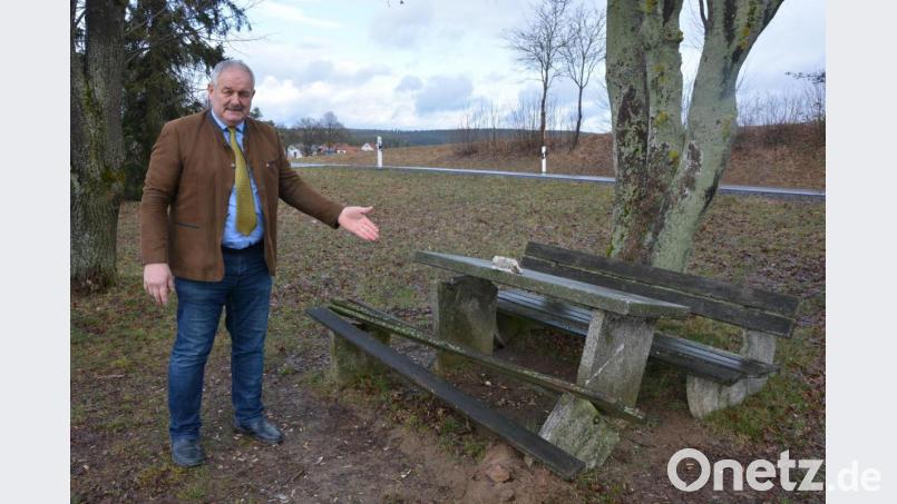 Mächtig sauer ist Bürgermeister Johann Burger, weil ein Unbekannter die Sitzgruppe auf dem Parkplatz an der Kreisstraße TIR 40 oberhalb von Leonberg schwer beschädigt hat. Bild: jr