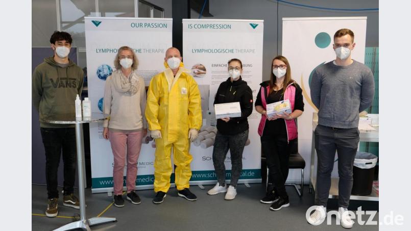 Das Corona-Schnelltest-Team der Apotheke Schug ist gewappnet, um im Medical-Center in der Gossenstraße in Eschenbach die kostenlosen Antigen-Tests durchzuführen. Die Schnelltests beaufsichtigt Apotheker Stephan Schug (rechts). Bild: do