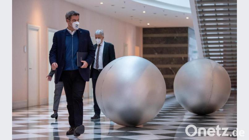 Markus Söder auf dem Weg zur virtuellen Kabinettssitzung. Bild: Peter Kneffel/dpa