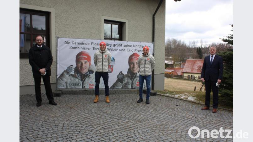 Landrat Andreas Meier (von links) beim offiziellen Empfang für die WM-Medaillengewinner Terence Weber und Eric Frenzel am Rathaus Flossenbürg mit Bürgermeister Thomas Meiler. Bild: ui